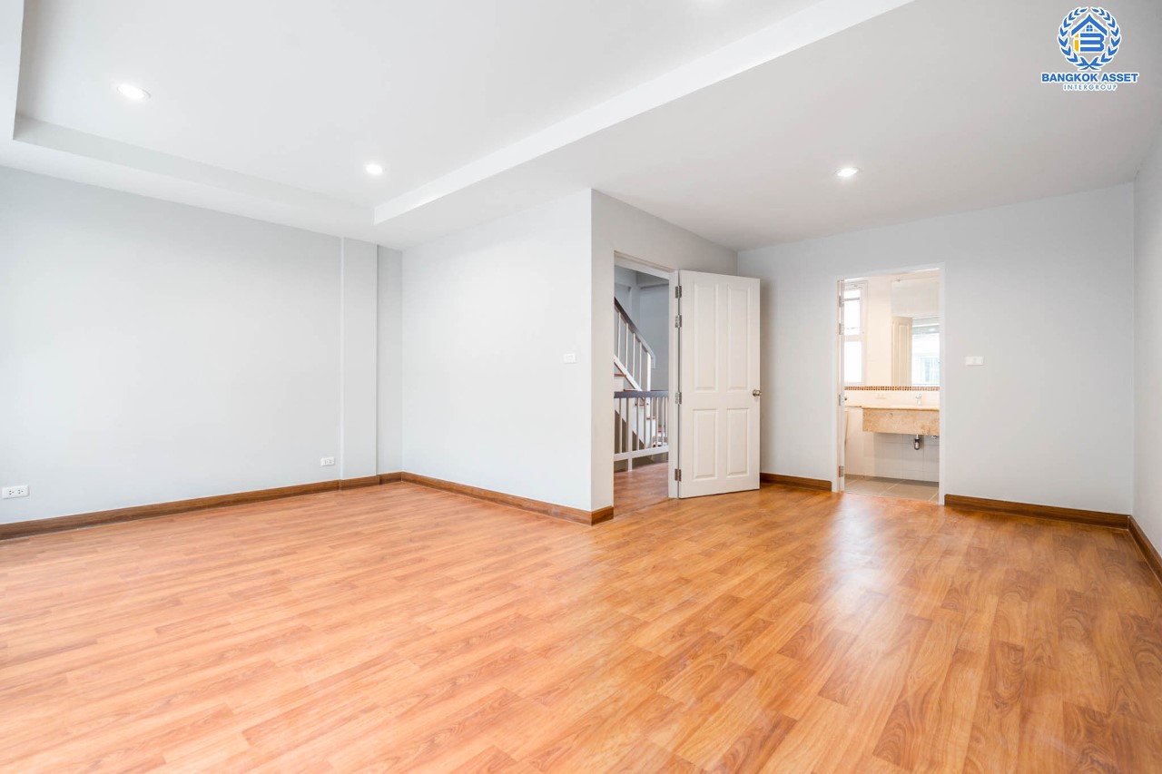 บ้านมือสองตกแต่งใหม่ แบรนด์หรู Sansiri โครงการ พลัสซิตี้พาร์ค งามวงศ์วาน25 ทาวน์โฮม 3 ชั้น ใจกลางเมือง เนื้อที่ 21.3 ตร.ว. ฟังก์ชันพร้อม 3 ห้องนอน 3 ห้องน้ำ จอดรถได้ 2 คัน บนทำเลศักยภาพ เข้า-ออกได้ 3 เส้นทาง ใกล้แหล่ง Community ชั้นนำ เดอะมอลล์งามวงศ์วาน ทางด่วน "งามวงศ์วาน" และรถไฟฟ้า "สถานีศูนย์ราชการนนทบุรี"